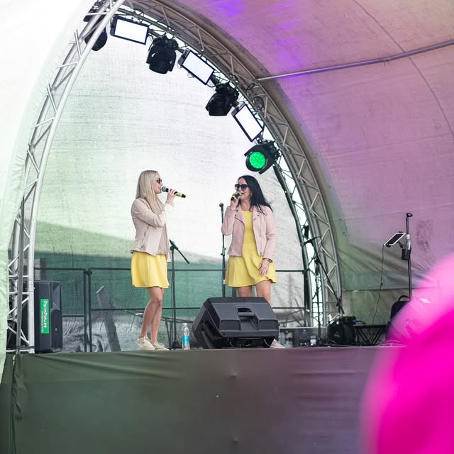 Regina ja Gerty laulmas välilaval