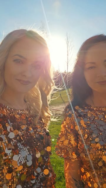 Regina ja Gerty päikeselises esinemiseelses kaadris